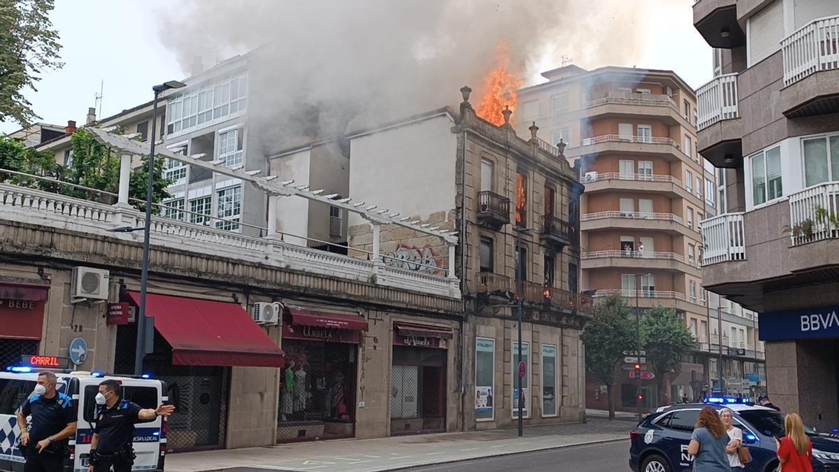 Edificio okupado en llamas en la Avenida de As Caldas, junto al parque de A Ponte de Ourense