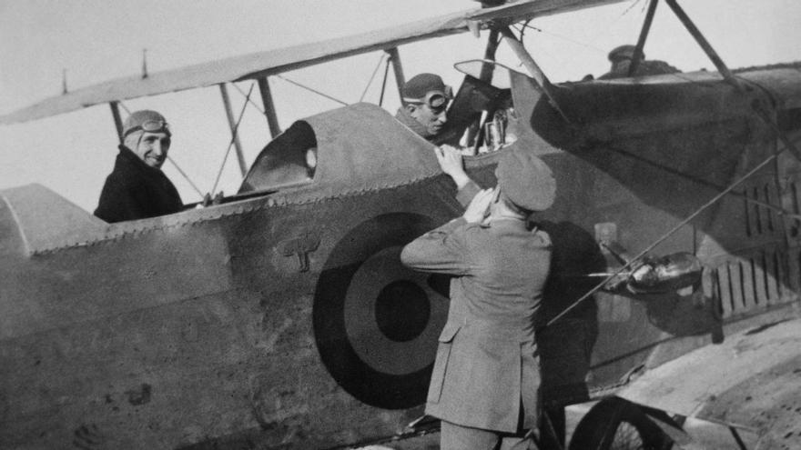 El Breguet XIV ‘Gran Canaria’ con el alcalde Ortiz Wiot.