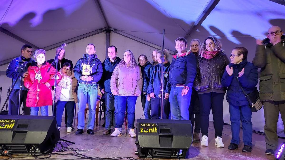 Integrantes de l'Asociación Rei Aurelio recoyendo un premiu en L'Entregu.