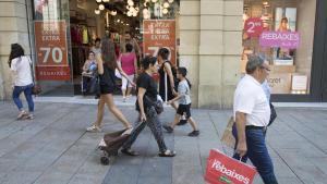 Barcelona 29/06/2018 Economía Primer día de rebajas de verano en los comercios de Portal de lÀngel Foto Ferran Nadeu