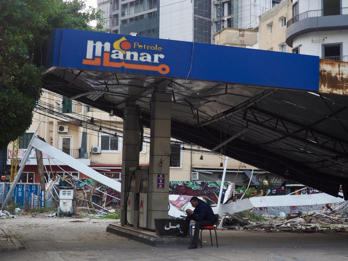 Una gasolinera de Beirut afectada por la explosión, hace tres años, del puerto de Beirut. Una gasolinera de Beirut afectada por la explosión, hace tres años, del puerto de Beirut.