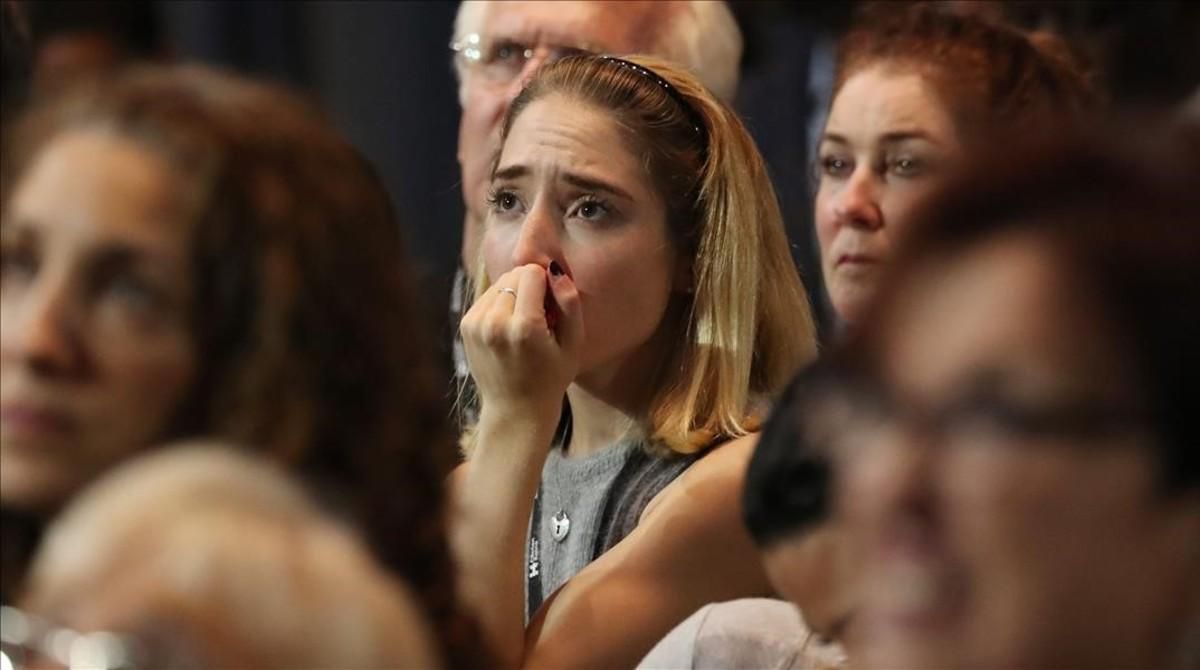 Seguidores de la candidata democrata Hillary Clinton siguen el proceso de elecciones en el Jacob K  Javits Convention Center,  en Nueva York. 