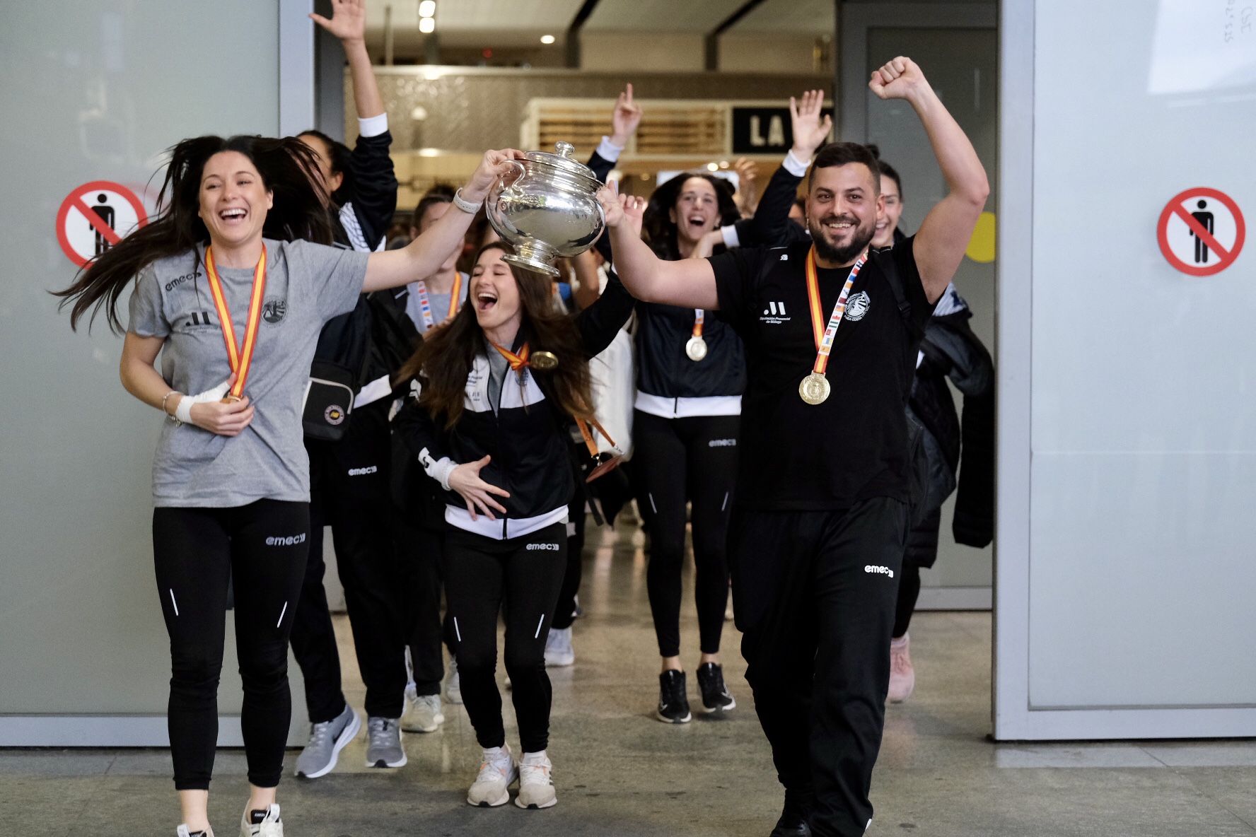 Las campeonas de la Copa de la Reina del BM Costa del Sol son recibidas en el aeropuerto