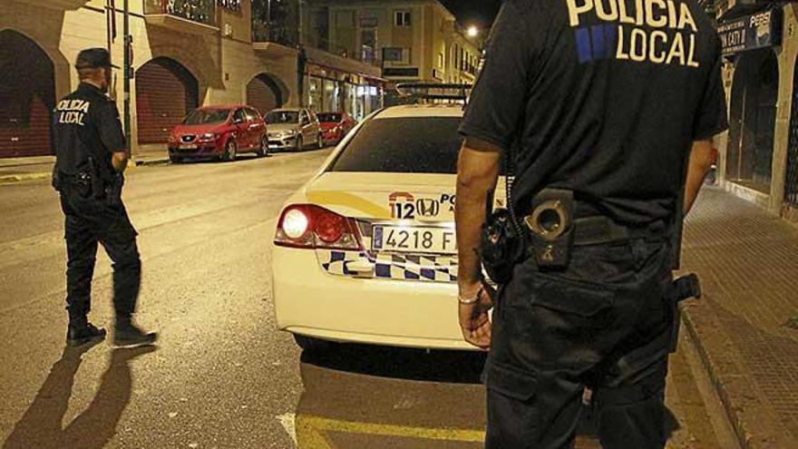 Agentes de la Policía Local de Marratxí acudieron al domicilio donde se cometió el robo.