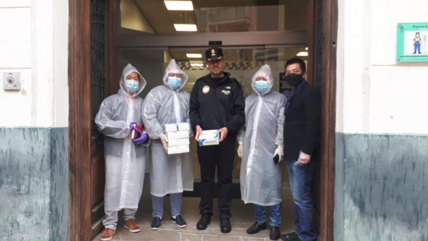 La comunidad china entrega a la Policía de Burjassot mascarillas, gel y guantes