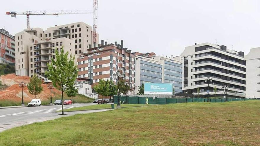 La concejala Cristina Pontón (IU), en el centro, el día del anuncio de la cesión de los terrenos, situados tras la edil.