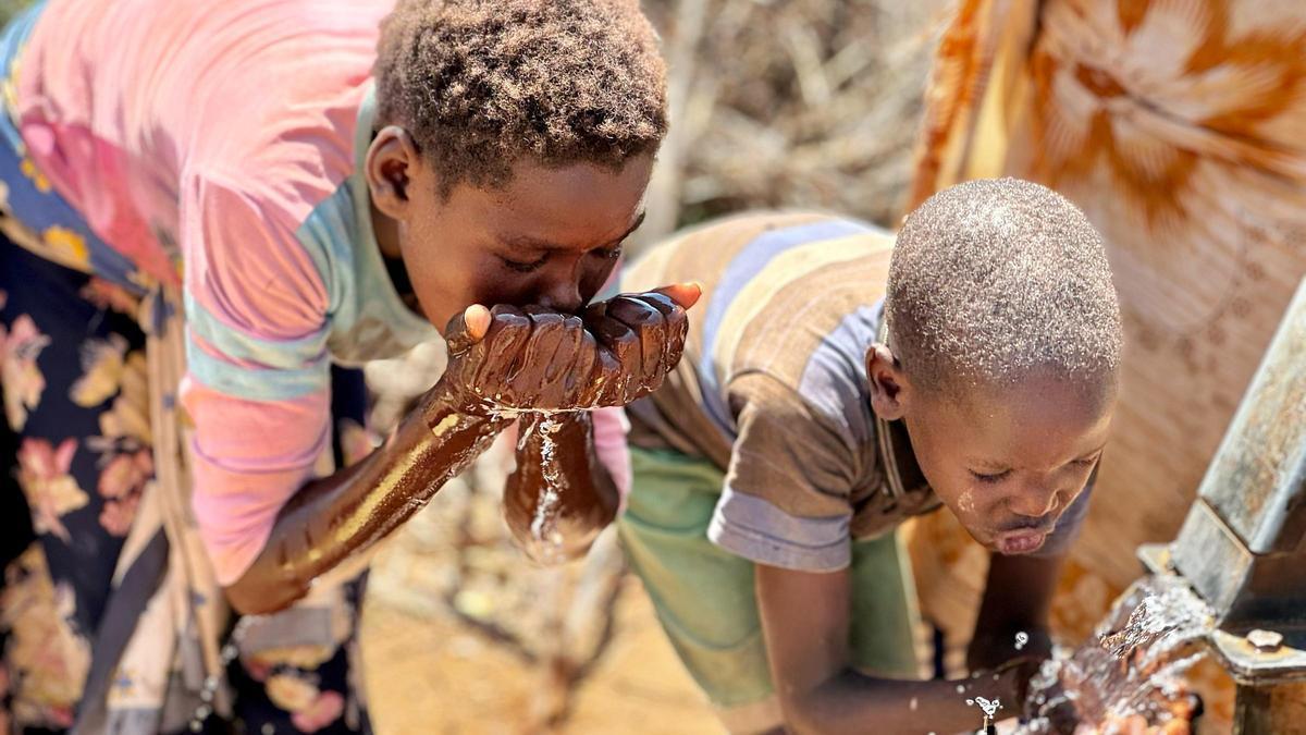 Niños tomando agua en Kenia