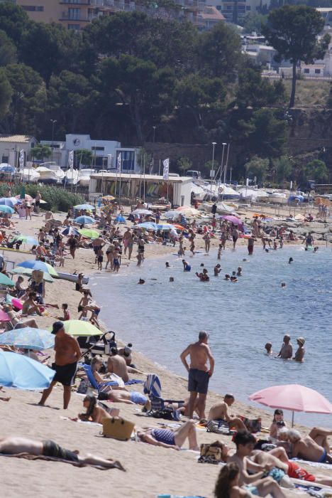 L'onada de calor omple les platges gironines