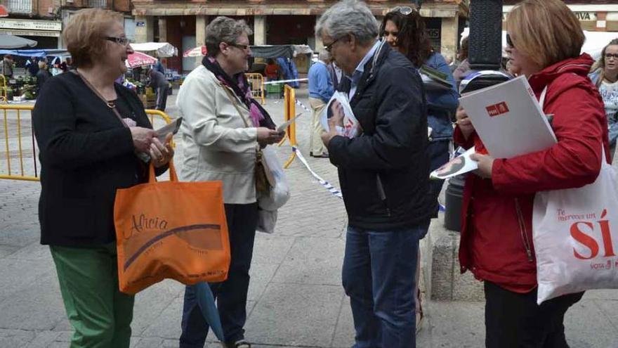 José Fernández con otros cargos socialistas (derecha) ayer en la Plaza Mayor.