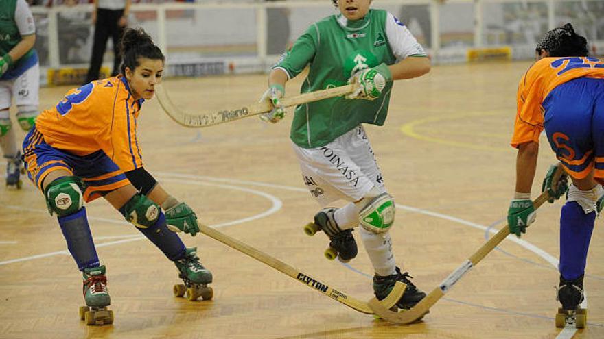 Dos jugadoras del Raxoi 'zancadillean' con sus sticks a una del Coinasa Liceo. / carlos pardellas