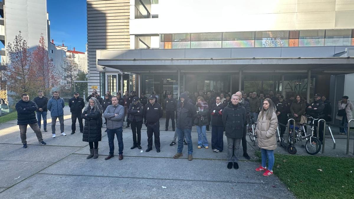 Concentración de la Policía Nacional en recuerdo del agente fallecido en Valencia.