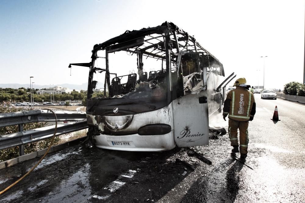 Un autobús queda calcinado en la autovía A7