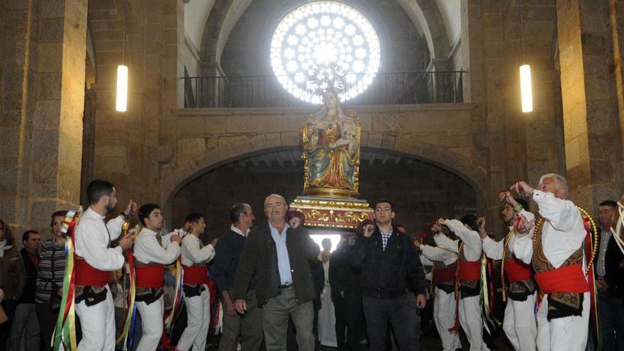 El interior de la iglesia, durante la celebración de la popular romería de la Virgen de las Cabezas.