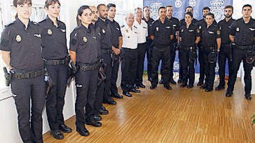 Los policías fueron recibidos por el comisario jefe. // A.V.