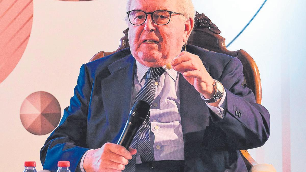El exministro Eduardo Serra ayer en la capital grancanaria durante su disertación en el Gabinete Literario