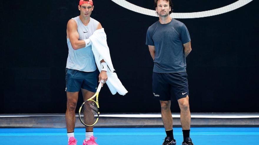 Rafa Nadal con Carlos MoyÃ¡ entrenando en Australia.