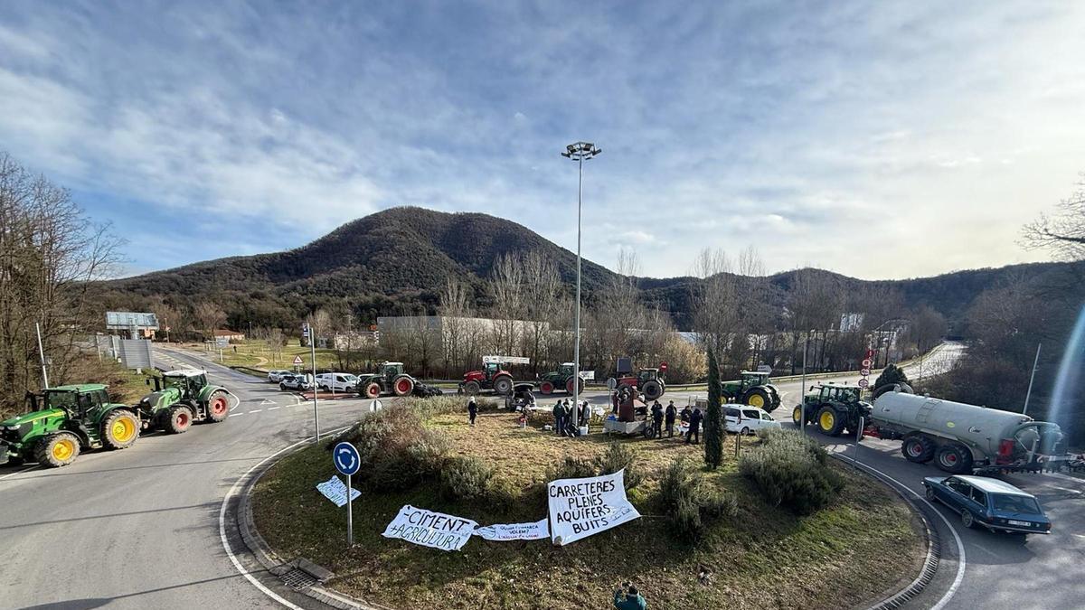La rotonda d'accés a Bracons tallada amb tractors per protestar contra la variant, en una imatge d'arxiu
