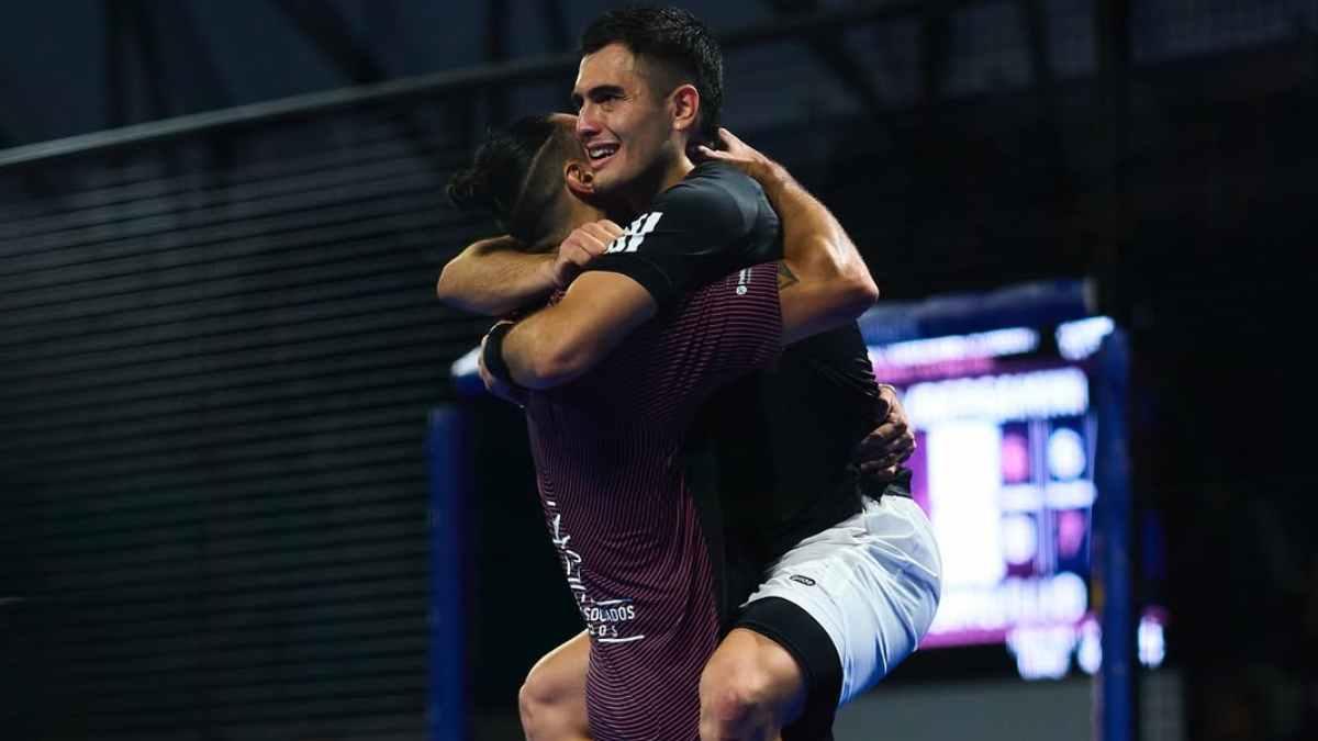 Pablo Lijó y Maxi Arce se abrazan tras pasar a cuartos de final