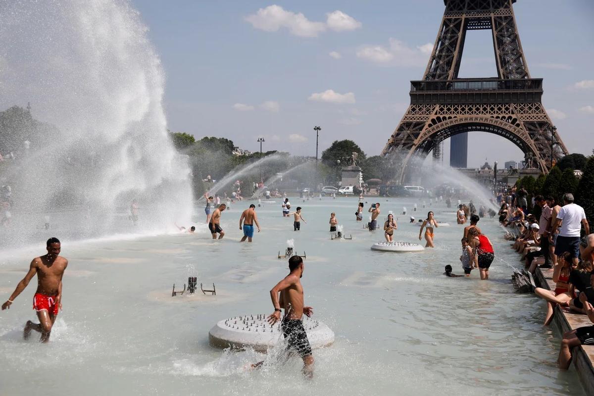 Personas refrescándose durante una ola de calor en 2019 en París.