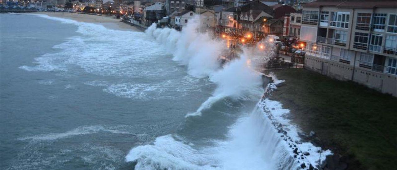 Olas producidas por un temporal golpean la costa de Bueu.