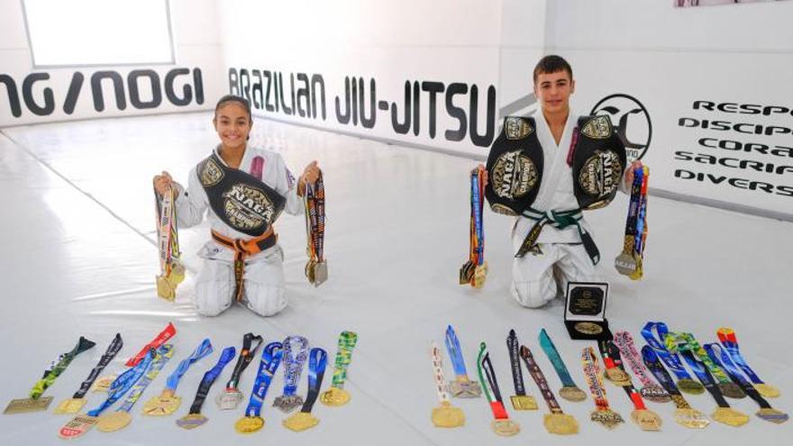 Ariadne y Yeremay, posan sobre el tatami de la Academia Gil Catarino, con todas las medallas conseguidas a nivel nacional e internacional. |