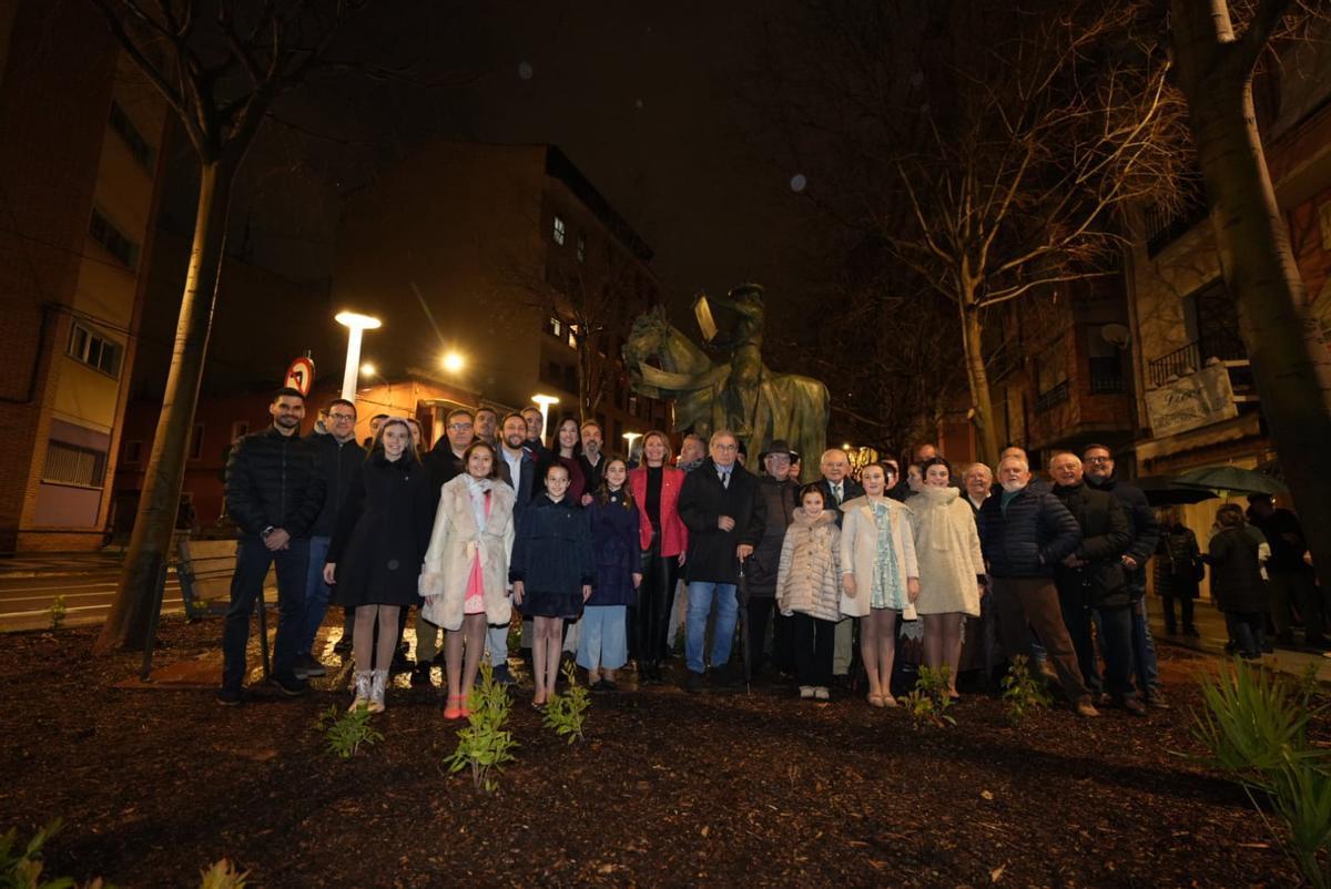 La alcaldesa junto a la reina infantil de las fiestas y las damas de la ciudad infantiles, el artista, autoridades y pregoneros.