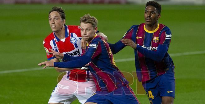 Frenkie de Jong y Junior durante el partido de LaLiga entre el FC Barcelona y el Alavés disputado en el Camp Nou.