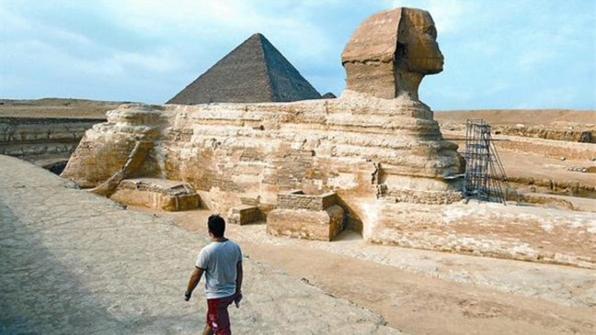 Solitario 8 Un turista camina por la explanada de las pirámides de Giza, en las afueras de El Cairo.