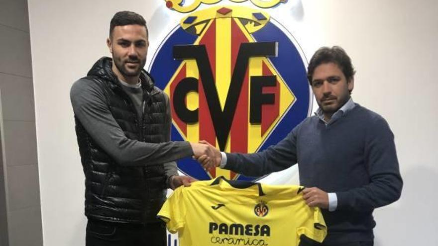 Vicente Iborra y Fernando Roig Negueroles se dan la mano tras firmar el nuevo contrato.