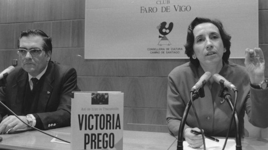 La periodista Victoria Prego, en Club FARO en enero de 1996, junto a Gerardo González Martín.   | // Jesús de Arcos