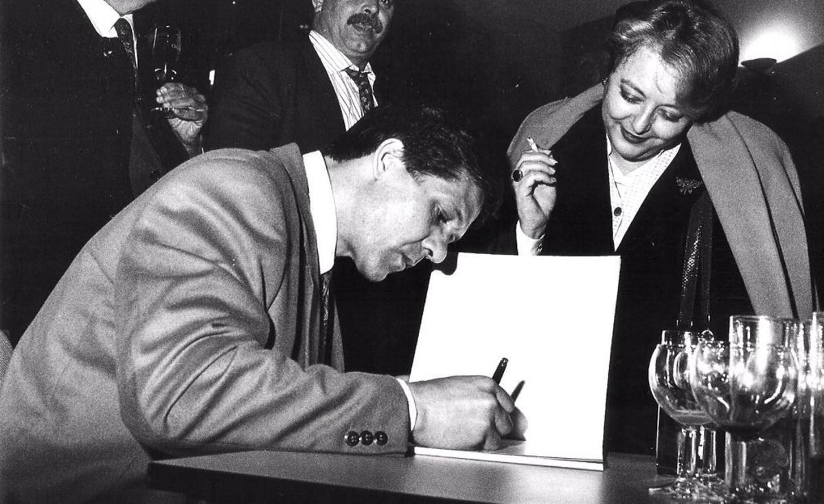 Paco El Genovés signa un exemplar de la seua biografia.