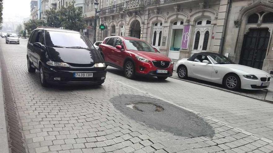 Estado de deterioro en el que se encuentra el empedrado del entorno de la Plaza de Compostela. // FdV