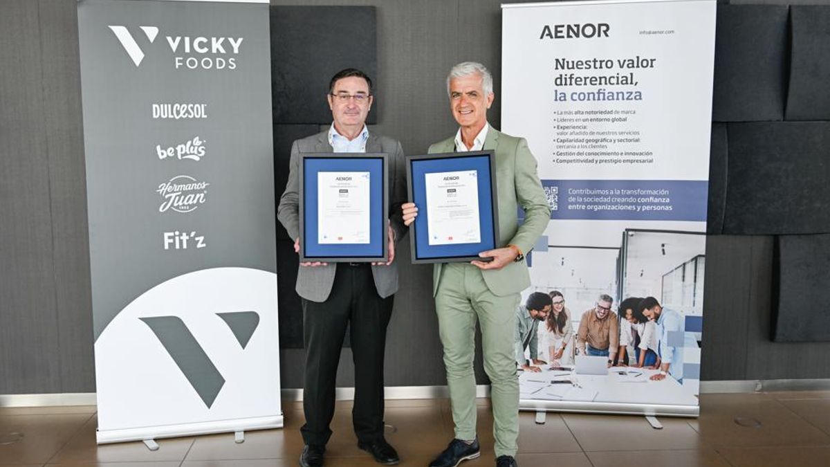 Salvador Ibáñez y Rafael Juan, con el premio de AENOR