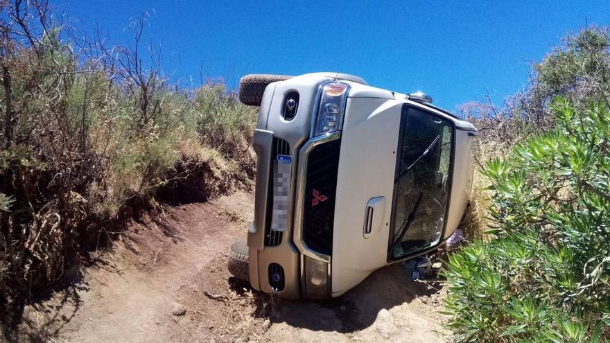 Una herida leve en el vuelco de un todoterreno en una carretera de tierra en San Mateo