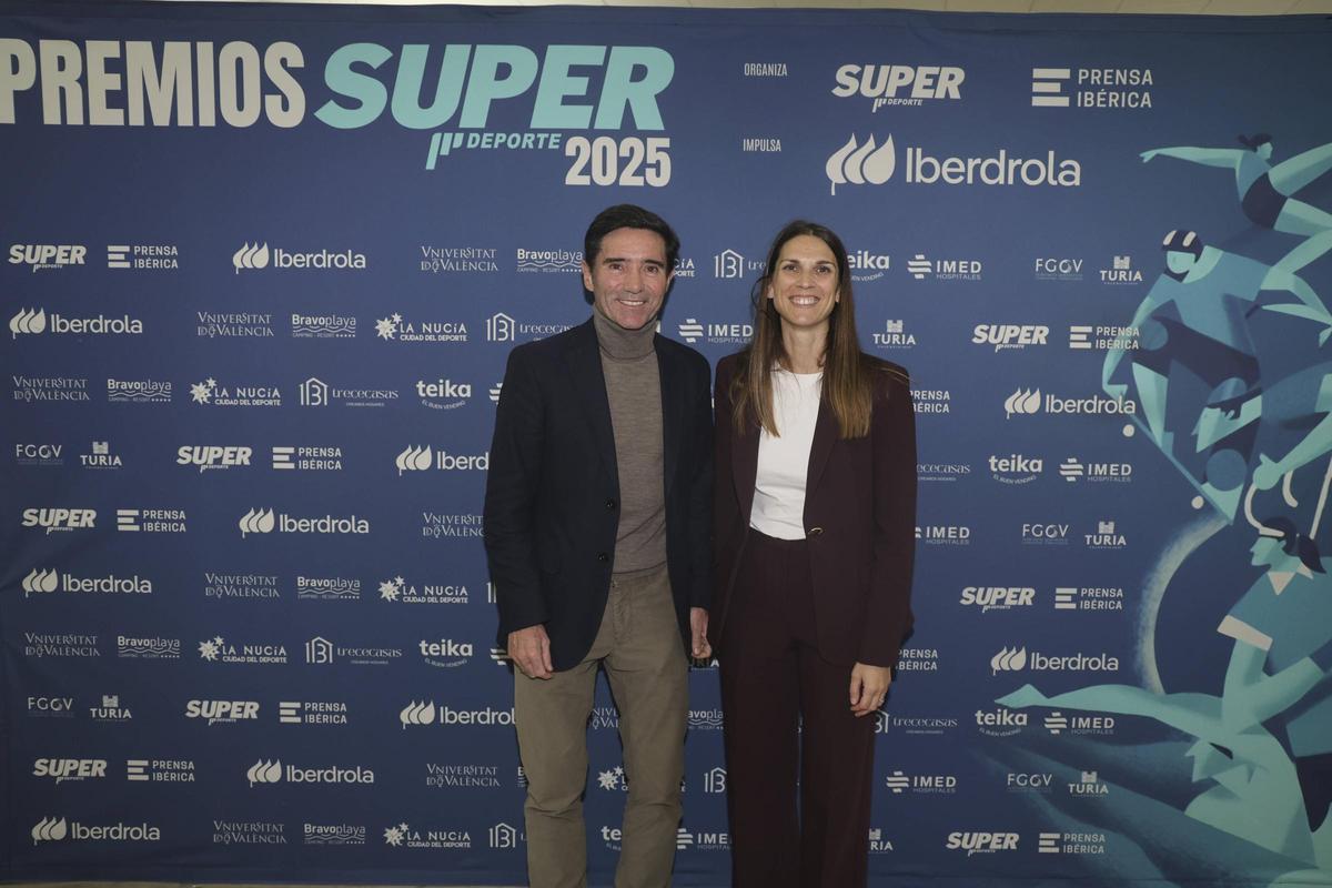 Marcelino, Entrenador del año, junto a Paloma Maso, directora de la Fundación Villarreal CF