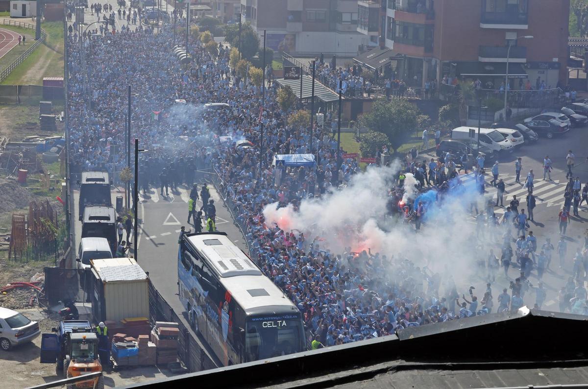 Balaídos se prepara para el Celta-Friburgo: miles de aficionados llegan al estadio en la previa