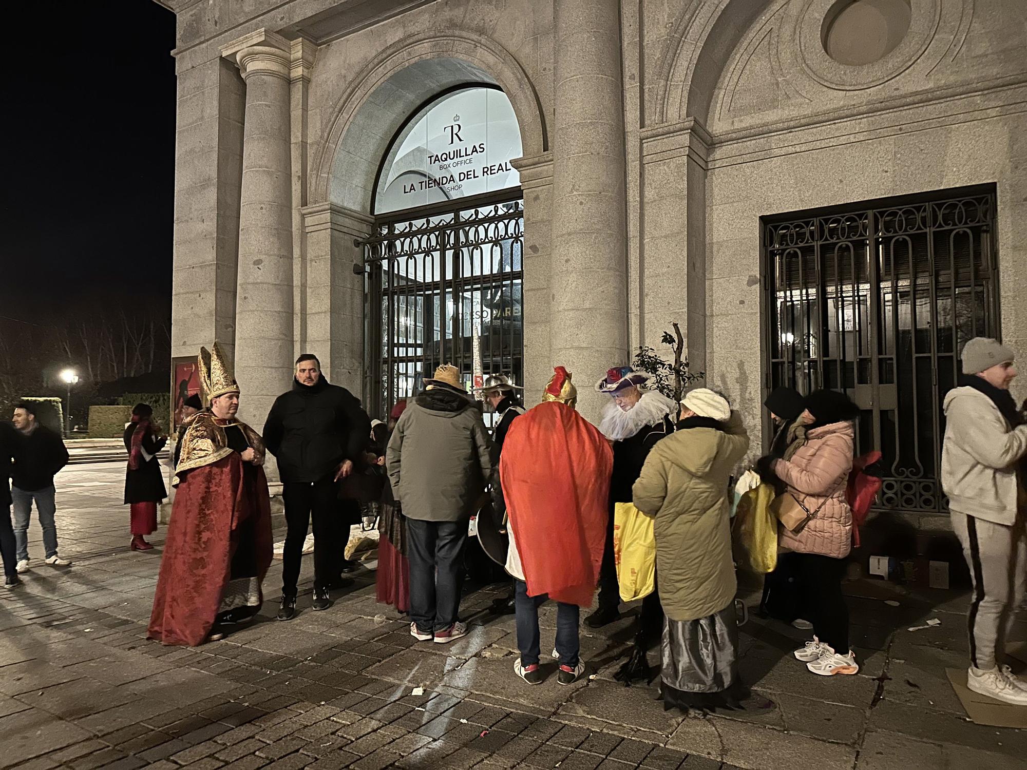 Gente a la cola esperando para entrar al Teatro Real para vivir el Sorteo Extraordinario de Lotería.