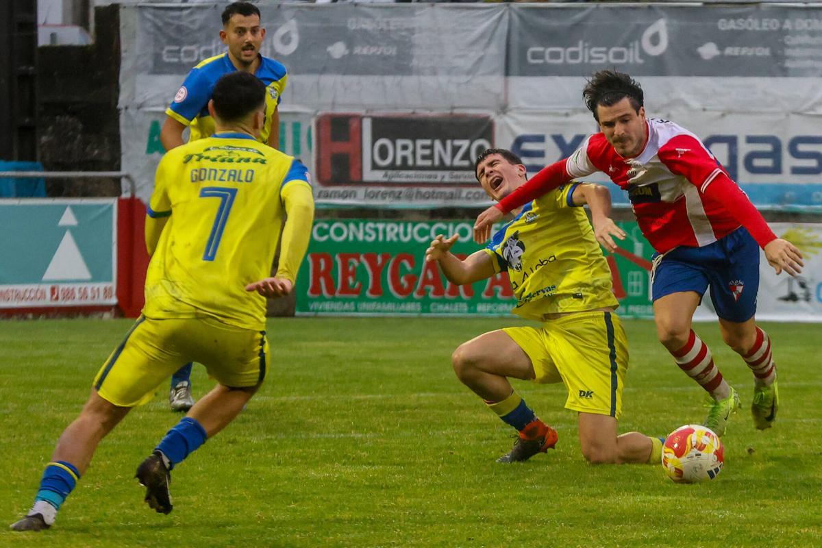 Las imágenes del derbi de O Salnés entre Arosa y Cambados en A Lomba