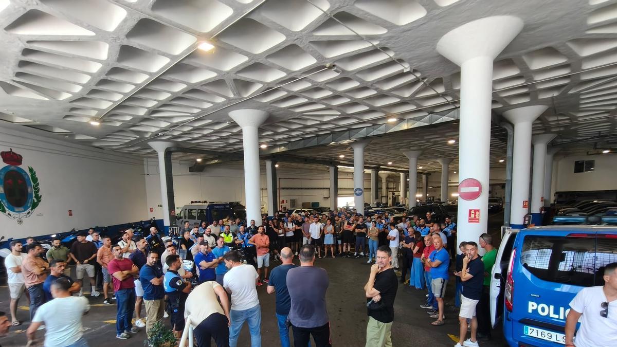Asamblea de trabajadores de la Policía local de Santa Cruz celebrada el jueves en las instalaciones del cuerpo.