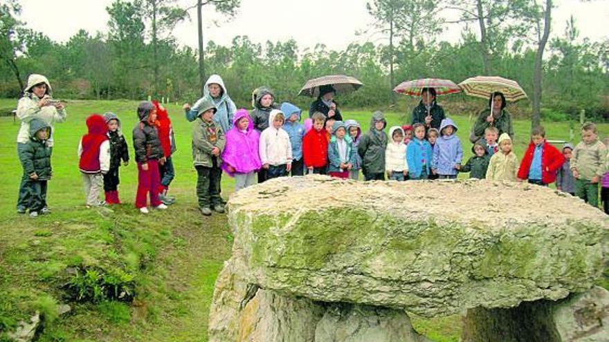 Los escolares del Cabo Peñas, durante la visita al Monte Areo.