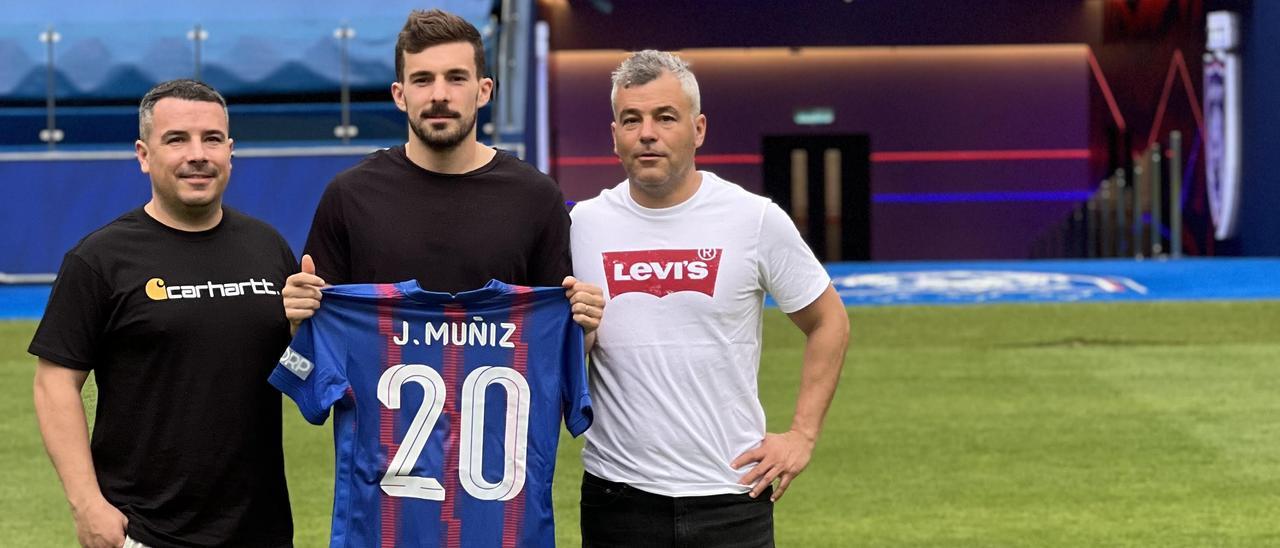 Juan Muñiz, con la camiseta de su nuevo equipo, entre Javi y Charly, sus hermanos.