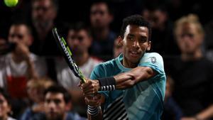 Felix Auger-Aliassime devuelve una bola a Struff