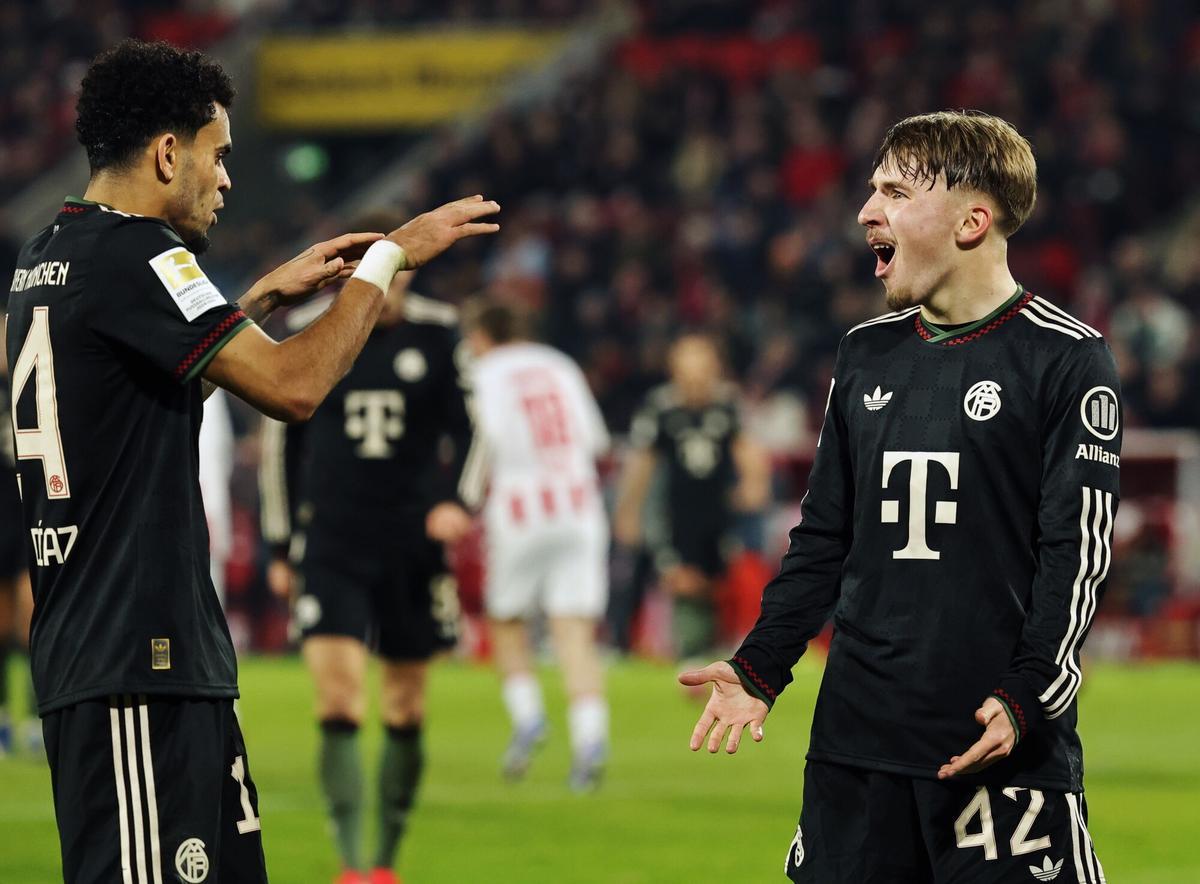 Lennart Karl celebra con Luis Diaz un gol del Bayern ante el Colonia