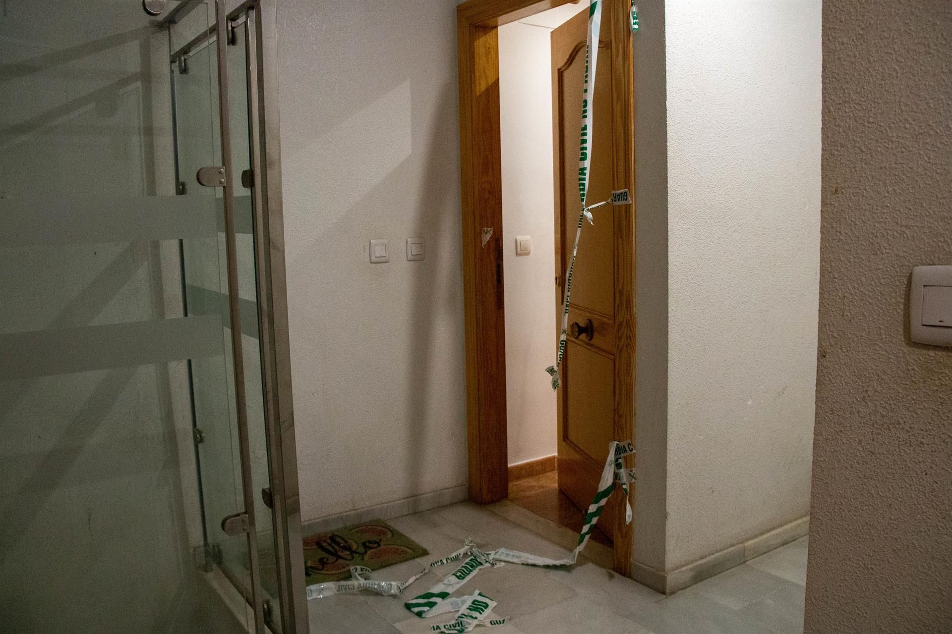 Entrada de la vivienda en la que Trinidad fue asesinada por su marido en Albuñol (Granada).