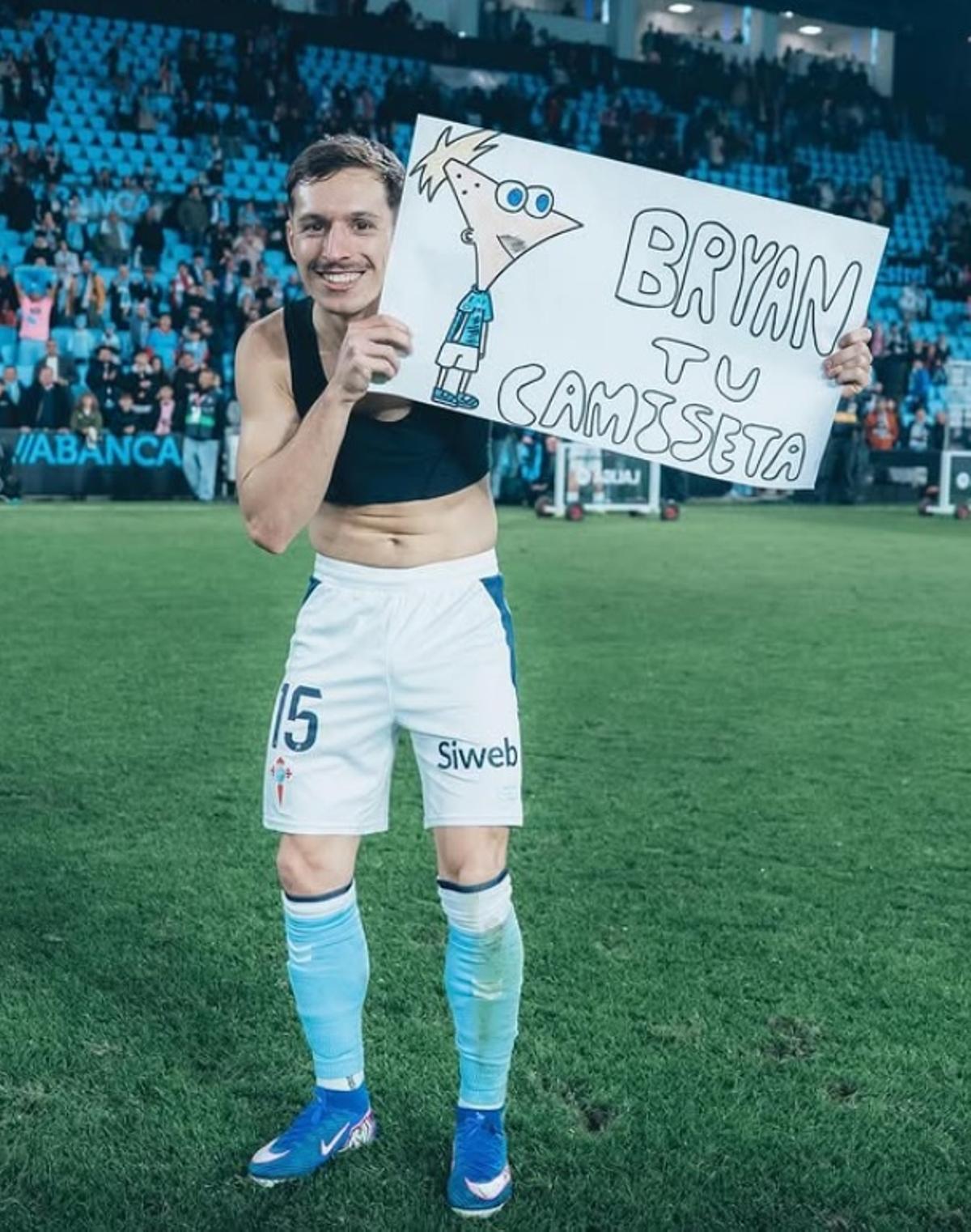 Bryan Zaragoza con una pancarta que le regaló un aficionado.
