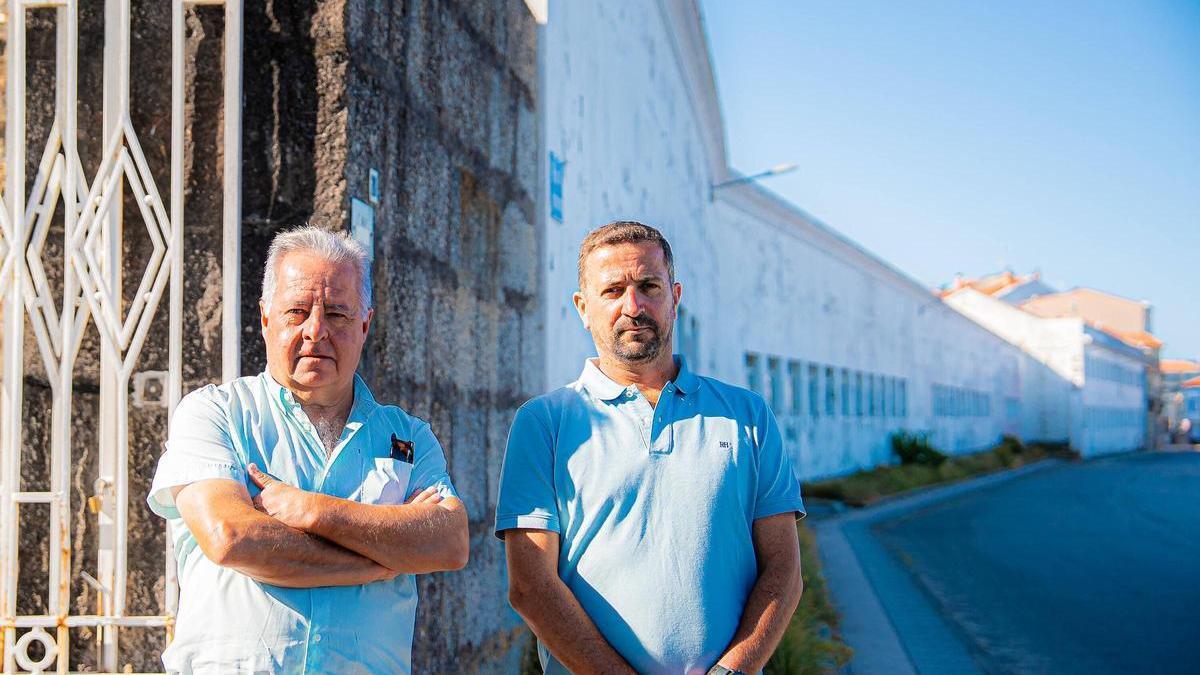 Representantes de ambas sociedades ante la mítica fachada blanca de la antigua Cuca.