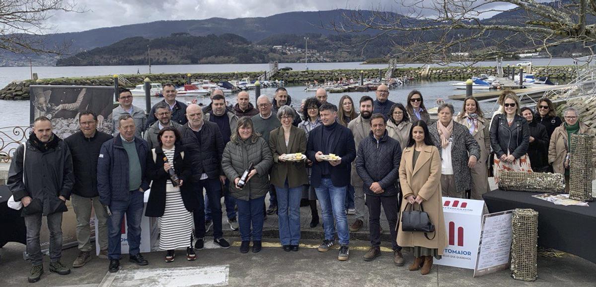 Presentación de la Festa da Ostra, ayer, en el puerto de Arcade. | A. PINACHO