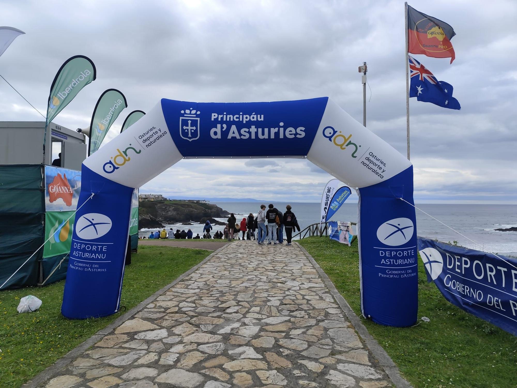 En imágenes: El ambiente surfista toma la playa de Tapia este puente
