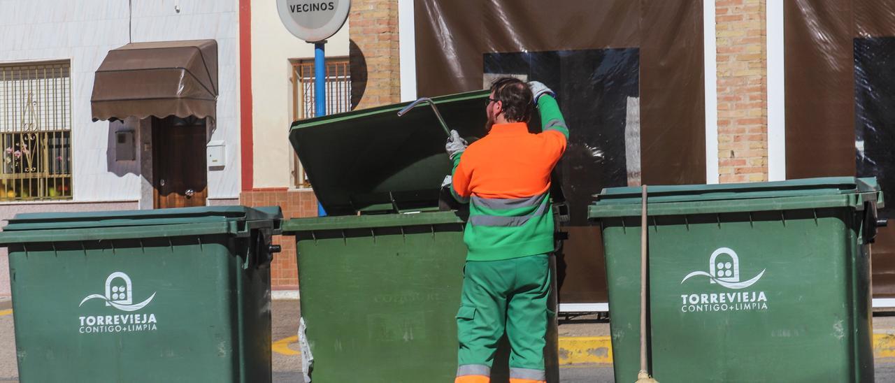 Un operario de Acciona realiza labores de aseo urbano en el casco urbano de Torrevieja