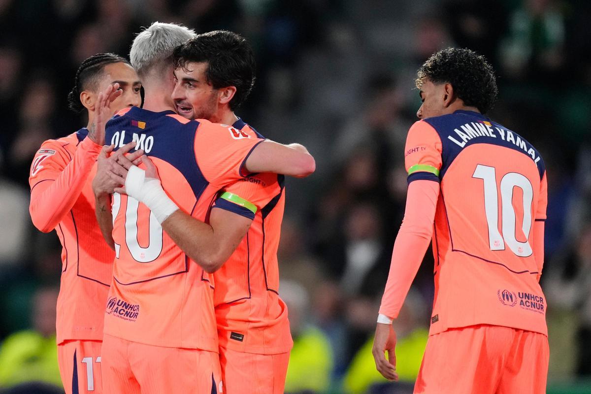 Ferran abraza a Olmo ante Raphinha y Lamine, durante el triunfo del Barça ante el Elche en el Martínez Valero.